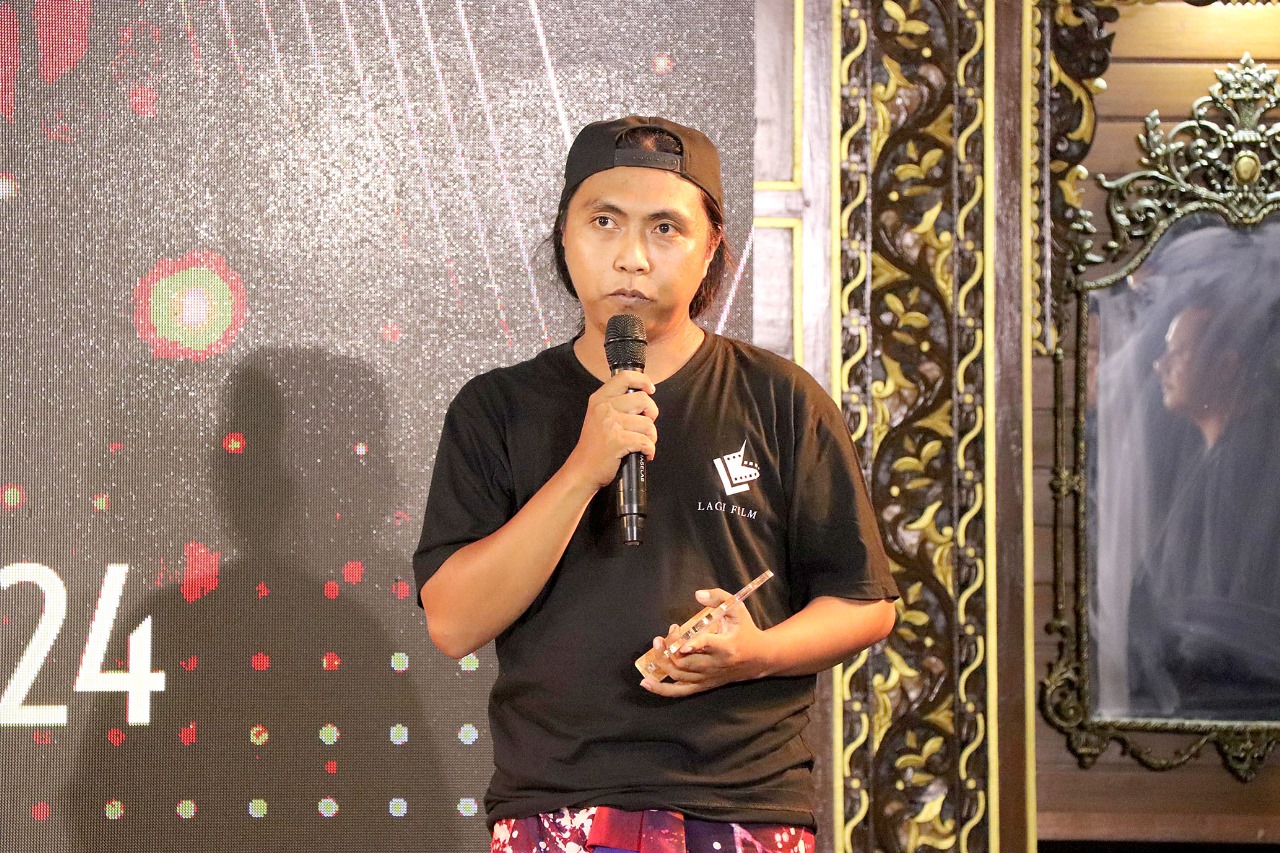 Faisol Arifin, peserta RFF 2024 dari tim Lagi Film, saat menerima penghargaan di Lotu