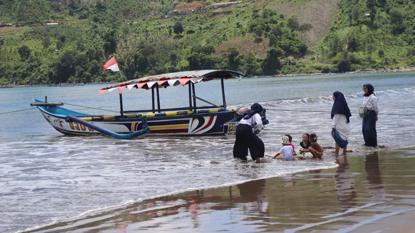 Wisatawan sedang berkunjung di Pantai Gemah beberapa waktu lalu.