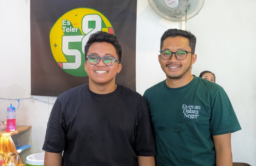 OPTIMIS: Dua owner Es Teler 58 di Kelurahan Kampungdalem, Kecamatan Tulungagung, Mohamad Alfan Huda (kiri) dan Robi Satrio.