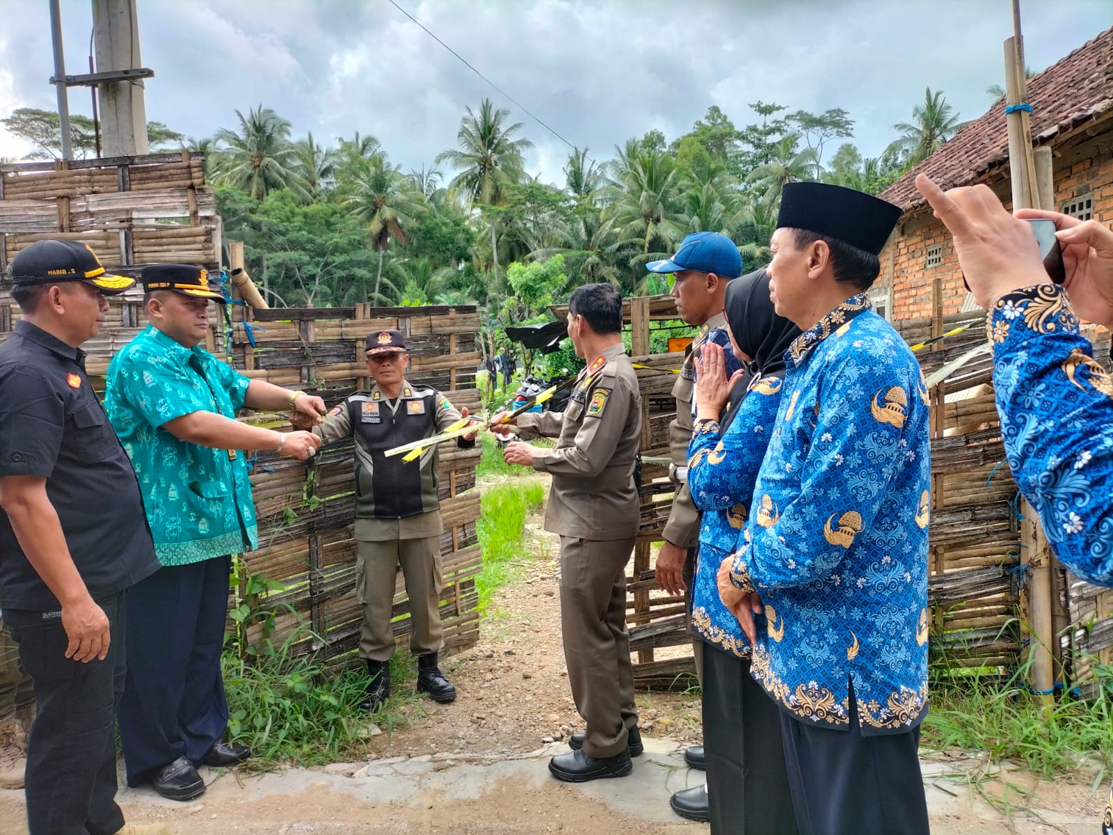 TEGAS: Tim gabungan Pemkab Trenggalek saat berada di salah satu tambak udang di Kecamatan Munjungan.