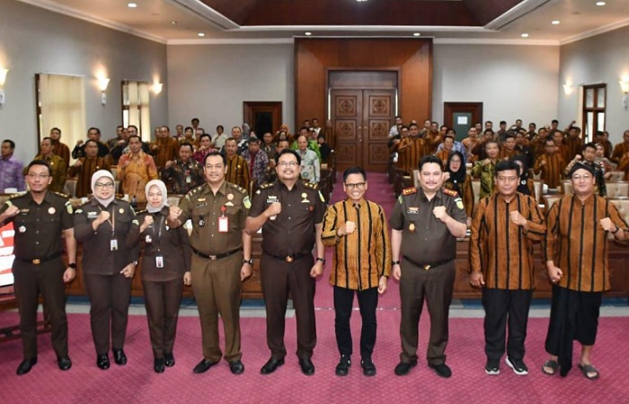 Kepala Kejaksaan Negeri Tulungagung Tri Sutrisno, Penjabat (Pj) Bupati Tulungagung Heru Suseno, seluruh Organisasi Perangkat Daerah (OPD), serta direksi rumah sakit se-Kabupaten Tulungagung