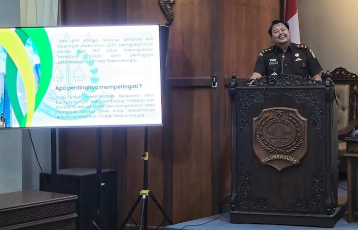 Kepala Seksi Pidana Khusus Kejari Tulungagung, Beni Agus Setiawan sedang memaparkan konsep antikorupsi.