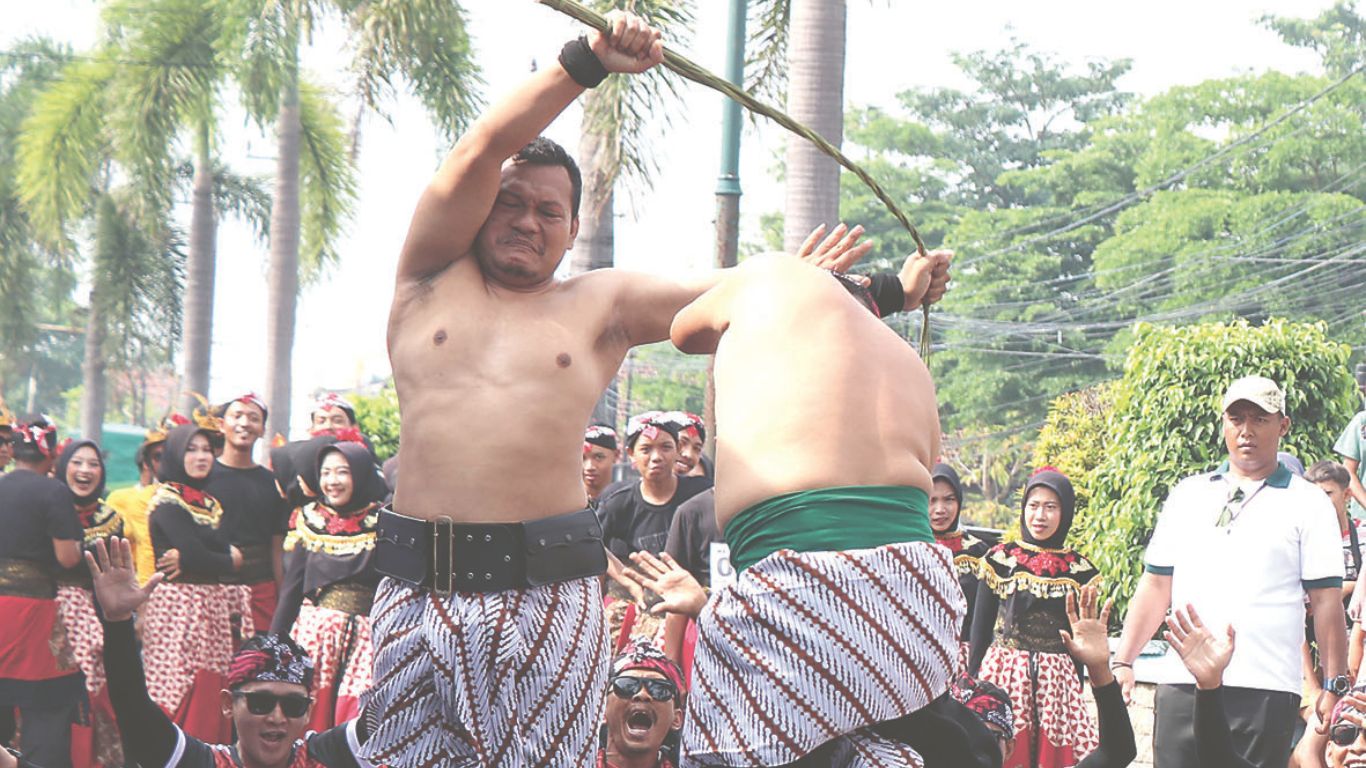 Peserta Gerak Jalan Kreasi Napak Tilas Ketandan-Bonorowo saat menampilkan kesenian Tiban.