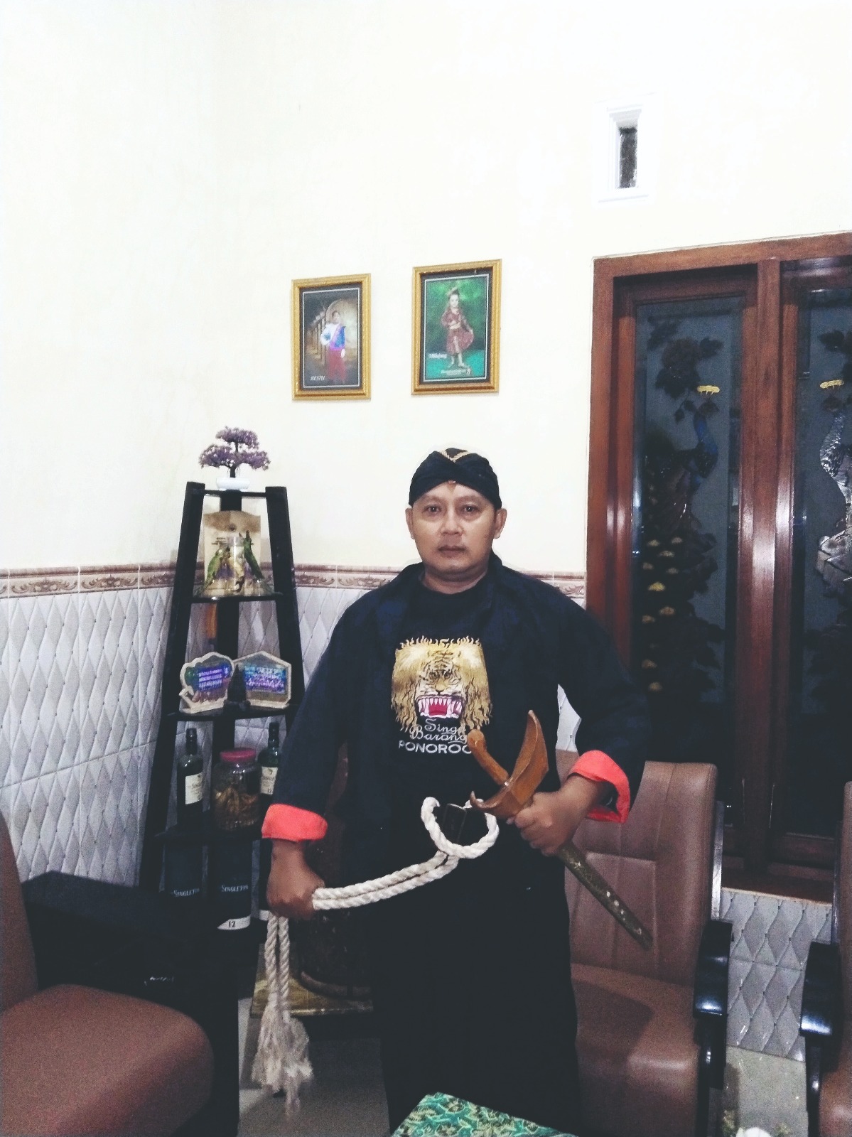 LESTARIKAN BUDAYA: Ribut Subagio, guru olahraga SMAN 1 Pule yang gabungkan olahraga dengan seni.