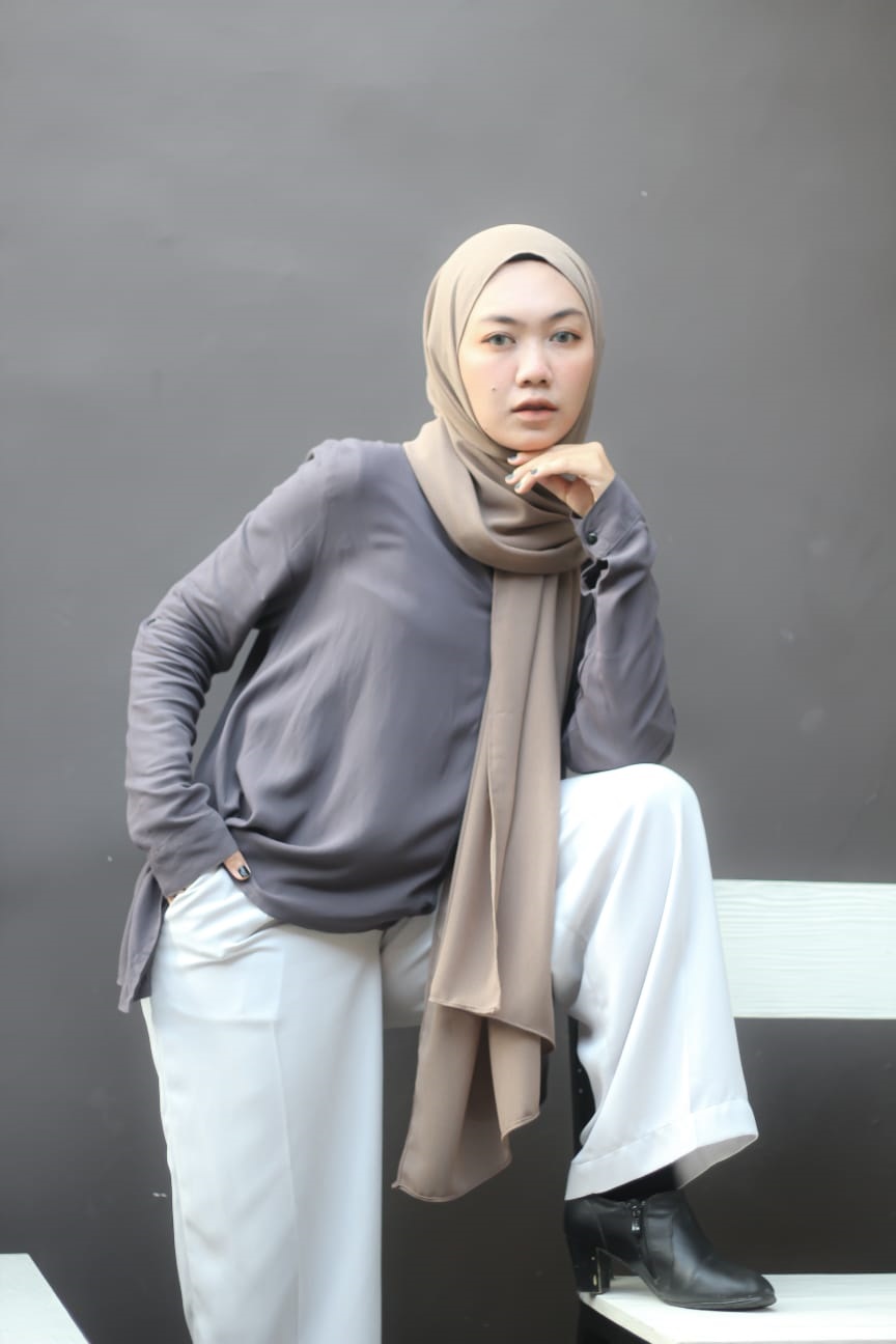 CANTIK: Fety Zakiyah Ulfa berpose saat sesi pemotretan. Dia tipe wanita pekerja keras.