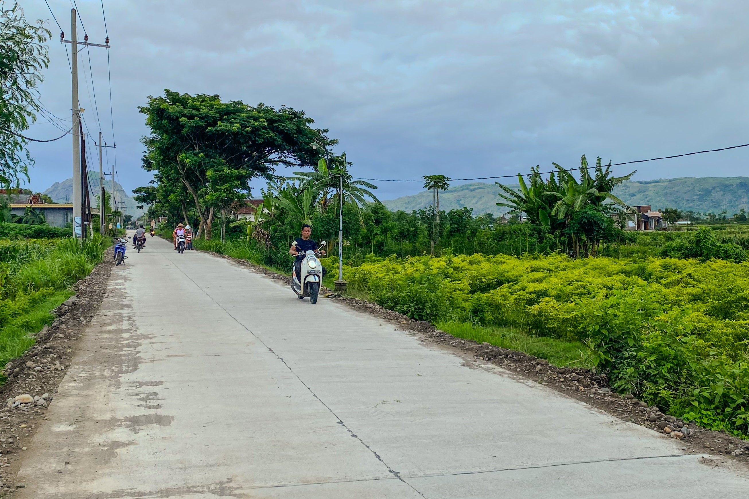 Ruas jalan Gebang-Gesikan yang baru saja direnovasi dengan rigid beton. (DR PERDANA/RADAR TULUNGAGUNG)