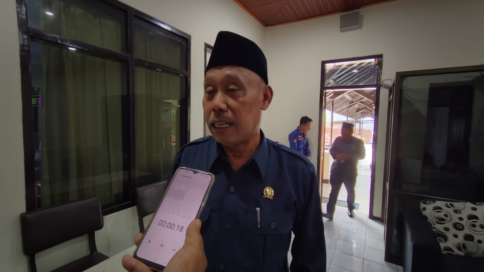 TAK GEGABAH: Wakil Ketua DPRD Trenggalek, M. Hadi beri ketarangan kepada awak media