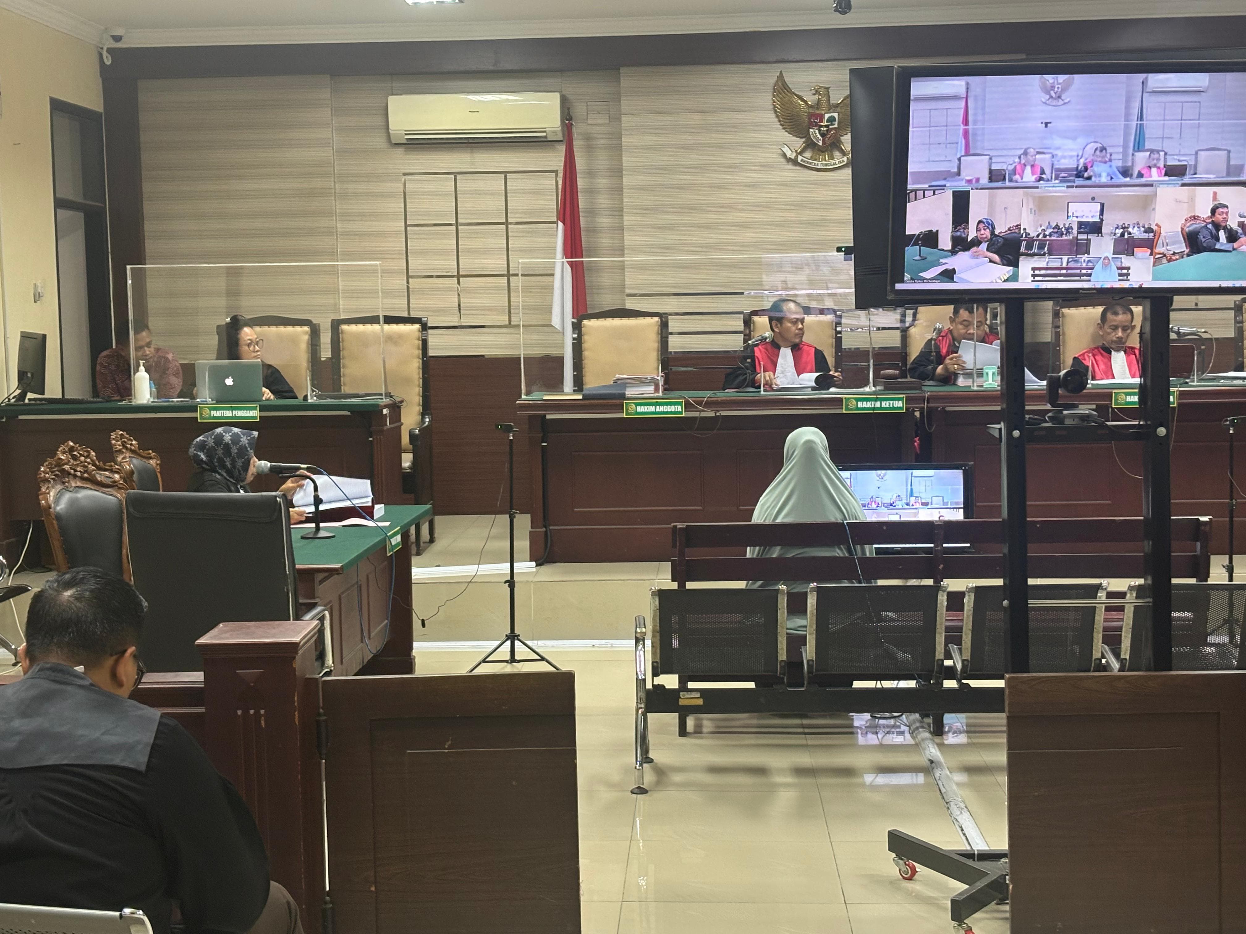 KOOPERATIF: Terdakwa RG menjalani sidang vonis terkait dugaan korupsi dana BOS
