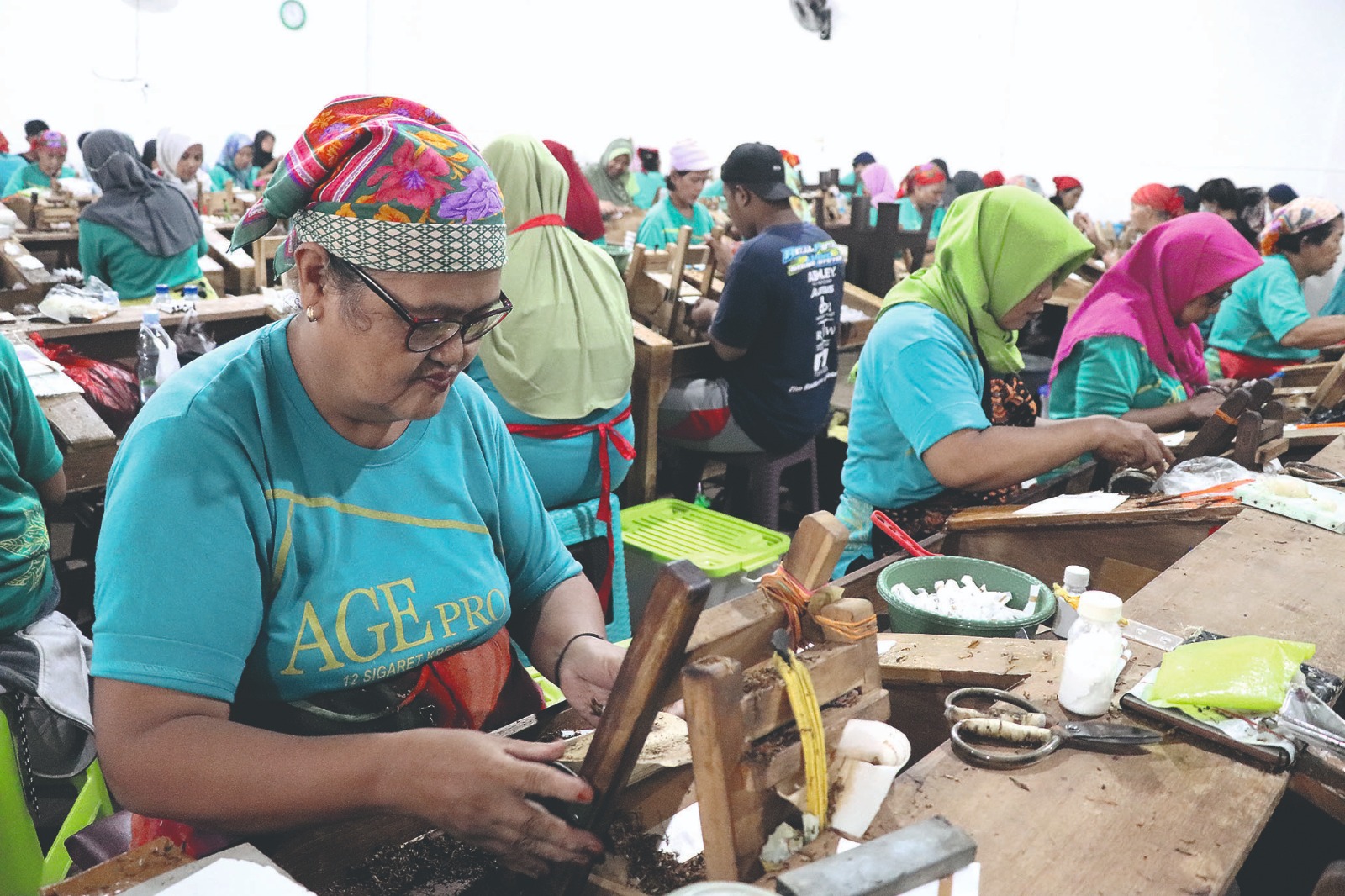 Buruh  linting yang sedang beraktivitas  di sebuah pabrik rokok di Kecamatan  Pakel.(YOGA DANY DAMARA/RADAR TULUNGAGUNG)