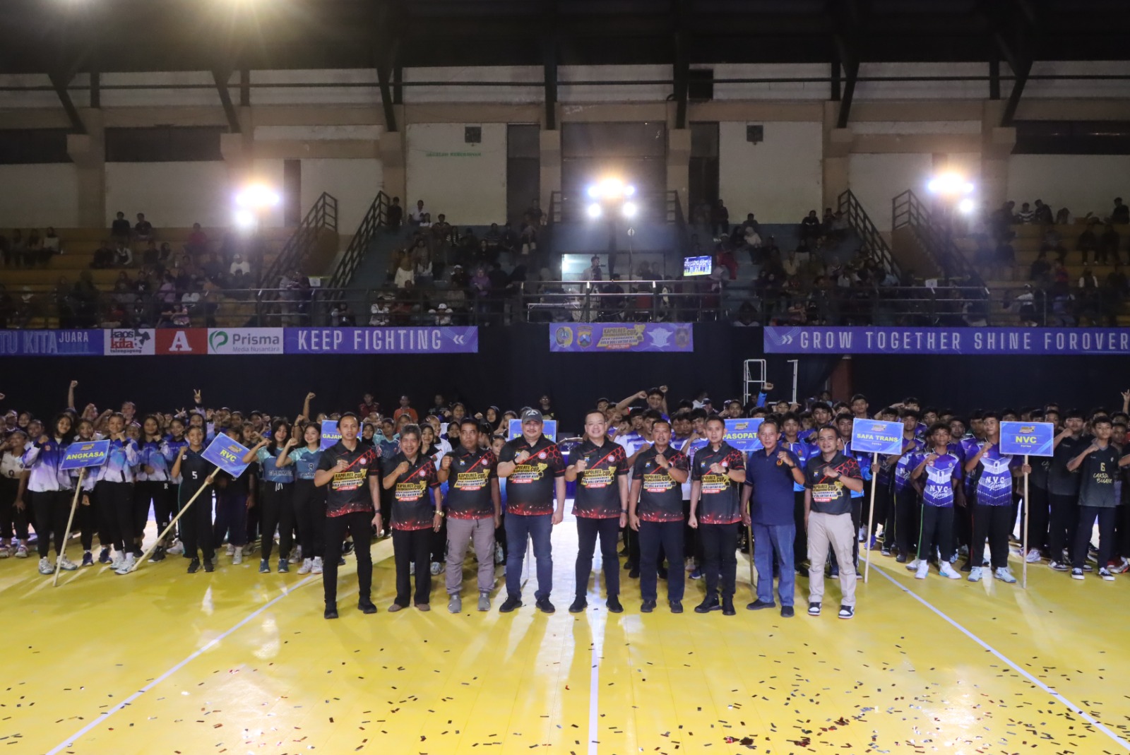 Kapolres Tulungagung AKBP Taat Resdi (tengah, Red) membuka turnamen Bola Voli Kapolres Cup.