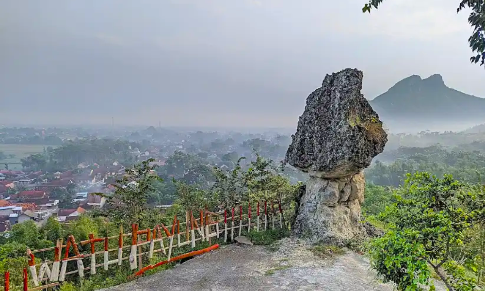 Travelling &ndash; Savana Watu Payung, perbukitan indah bak negeri dongeng yang tersembunyi di Tulungagung.
