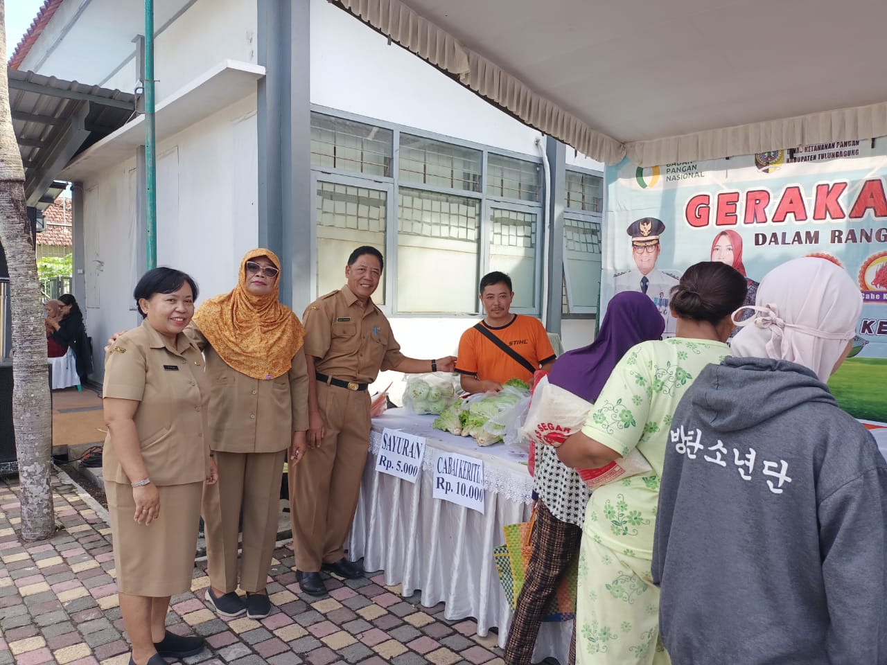 Sekretaris DKP Tulungagung Ledang Hadiwiyono berkunjung ke salah satu stan GPM di halaman kantor DKP, kemarin (10/12).(ADITYA YUDA SETYA PUTRA/RADAR TULUNGAGUNG)