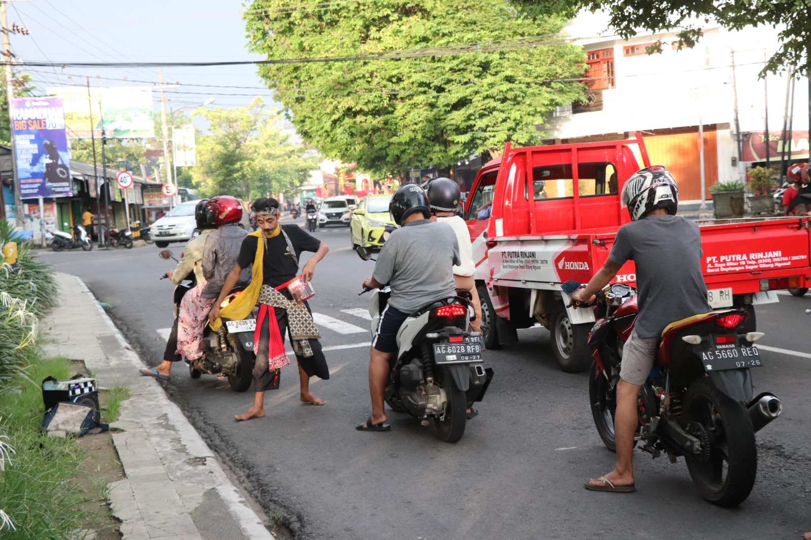 Simpang empat kemuning Tulungagung akan menjadi proyek percontohan perbaikan trotoar.