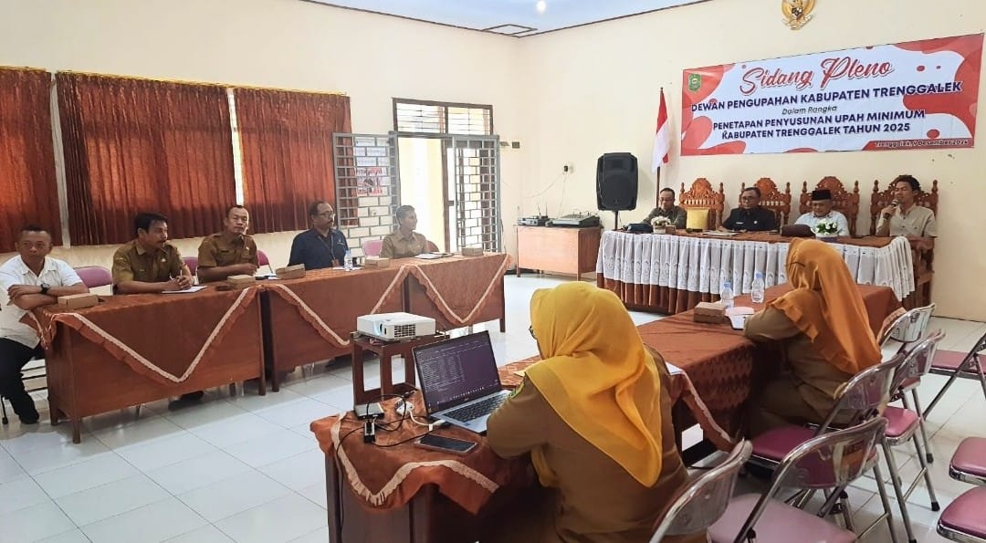 SERIUS: Suasana rapat membahas usulan UMK Trenggalek 2025.