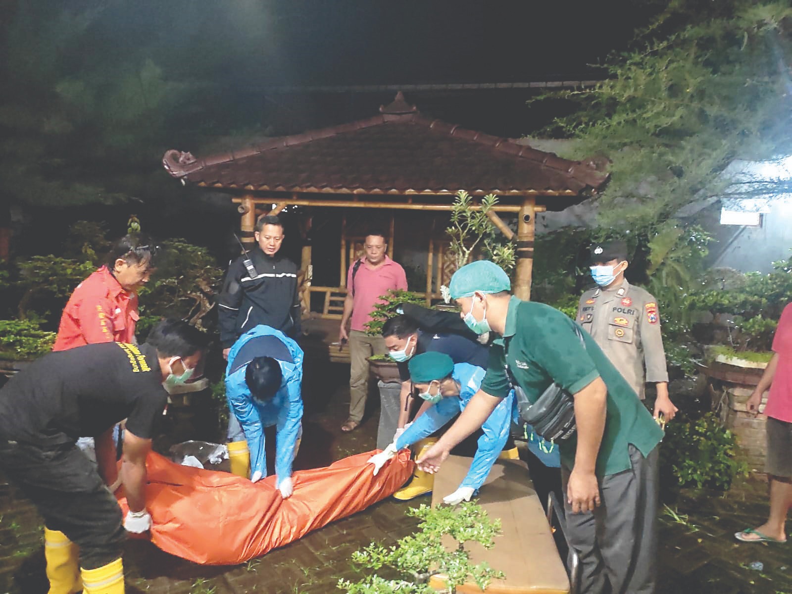 Polisi saat melakukan olah TKP di lokasi Raditya Herlambang meninggal di Desa Plosokandang, Kecamatan Kedungwaru, pada Selasa (10/12) malam.(POLRES TULUNGAGUNG)