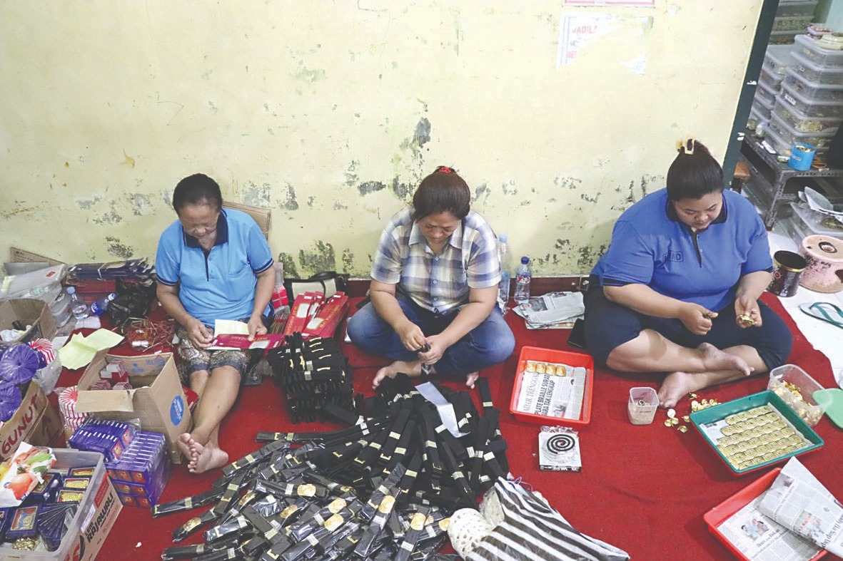 Buruh CV Logam Indonesia (Loind) sedang memasang kepala ikat pinggang. Pengusaha Tulungagung harus siap dengan UMK 2025.(YOGA DANY DAMARA/RADAR TULUNGAGUNG)