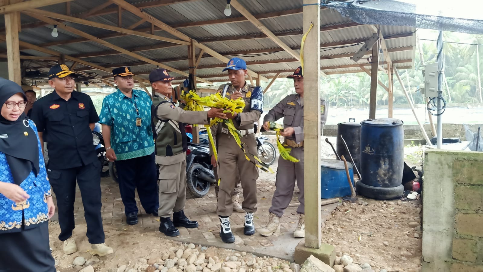 BUKA: Tim gabungan melepas plastik pembatas di salah satu tambak udang di Kecamatan Munjungan
