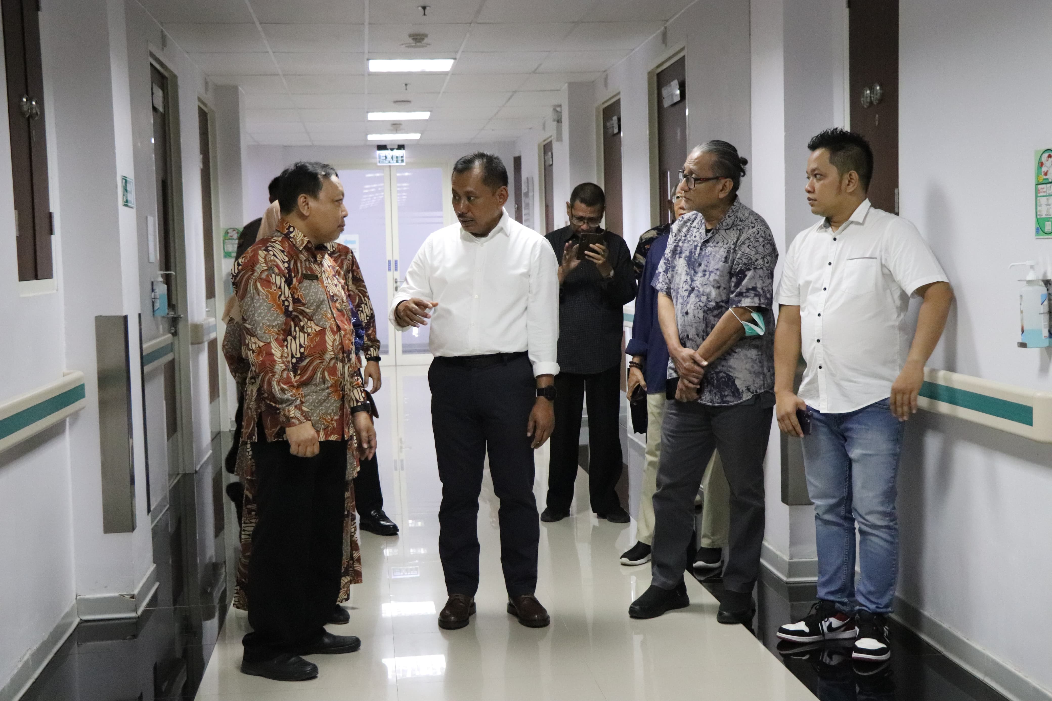 Anggota Komisi IX DPR RI Heru Tjahjono berdiskusi dengan Direktur RSUD dr Iskak Tulungagung, dr Kasil Rokhmad Jumat (13/12). (YOGA DD/RADAR TULUNGAGUNG)