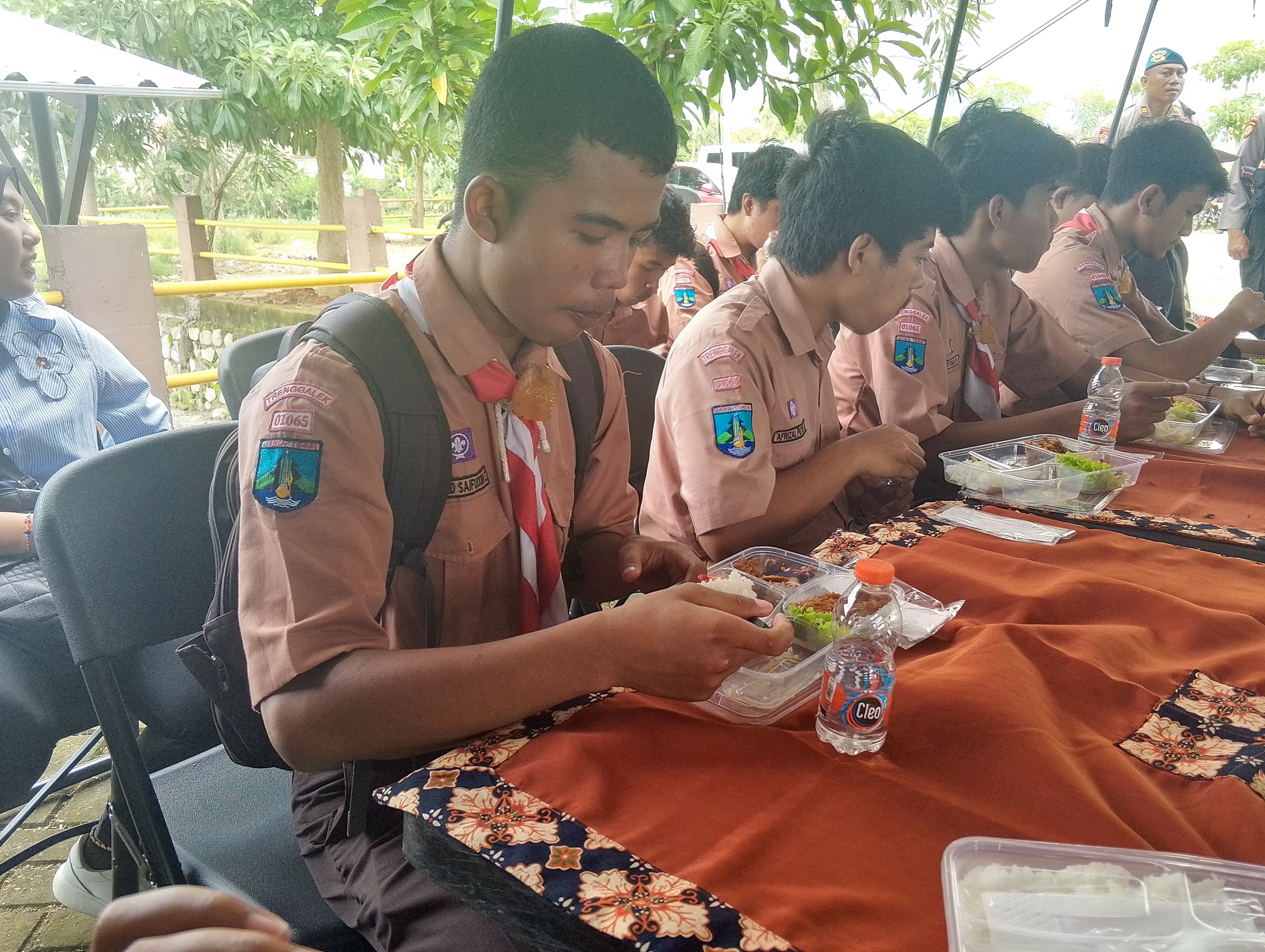 SENANG: Sejumlah siswa menikmati MBG dari Polres Trenggalek.