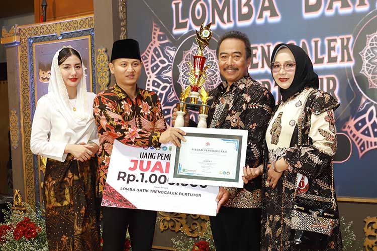 JUARA 1: Penyerahan hadiah oleh Bupati Moch Nur Arifin bersama Novita Hardini