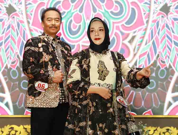 ELEGAN : busana dengan beragam motif penuh makna yang diperagakan Rofiq Hindiono dan Nining Diana meraih juara 1 pada Lomba Batik Bertutur tahun 2024.
