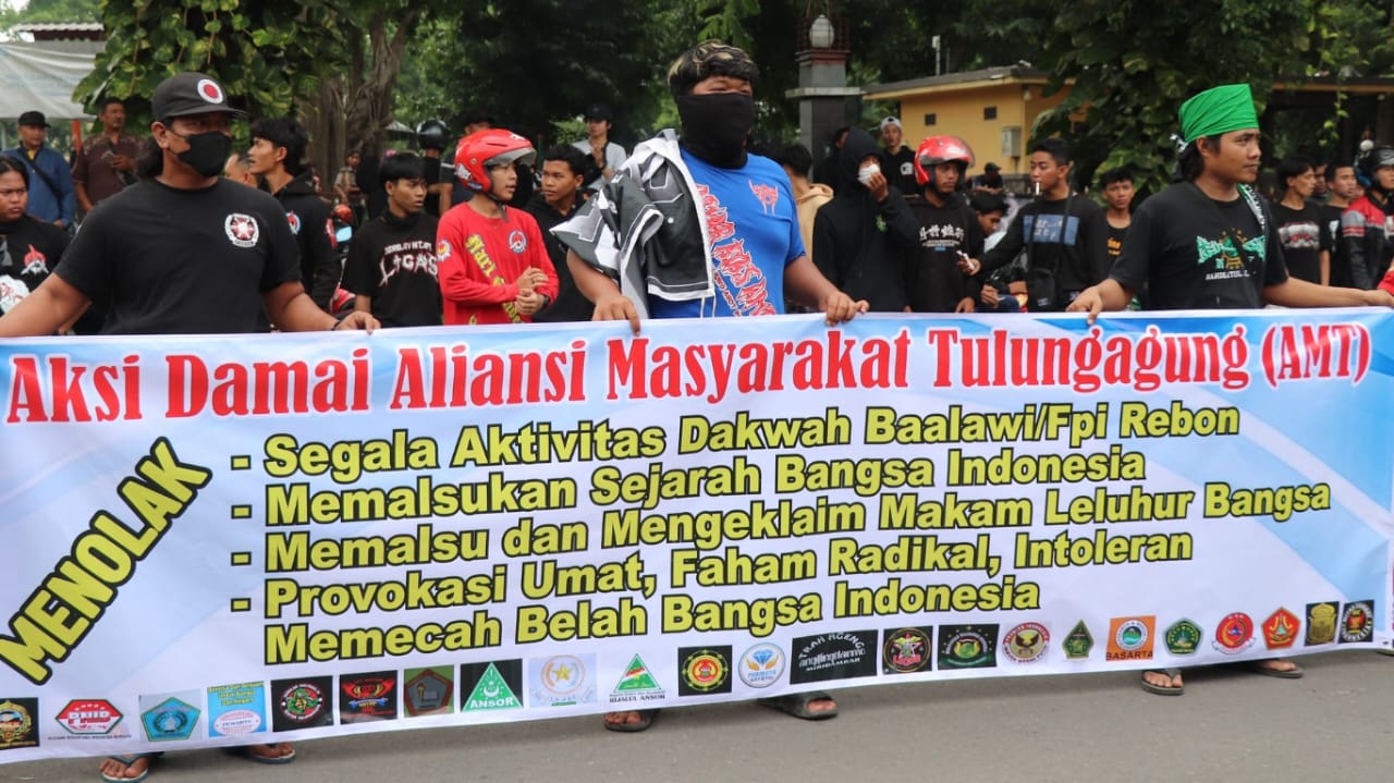 Massa membentangkan spanduk penolakan klan Ba&rsquo;alawi di depan gedung DPRD Tulungagung, kemarin (13/12). (YOGA DANY DAMARA/RADAR TULUNGAGUNG)