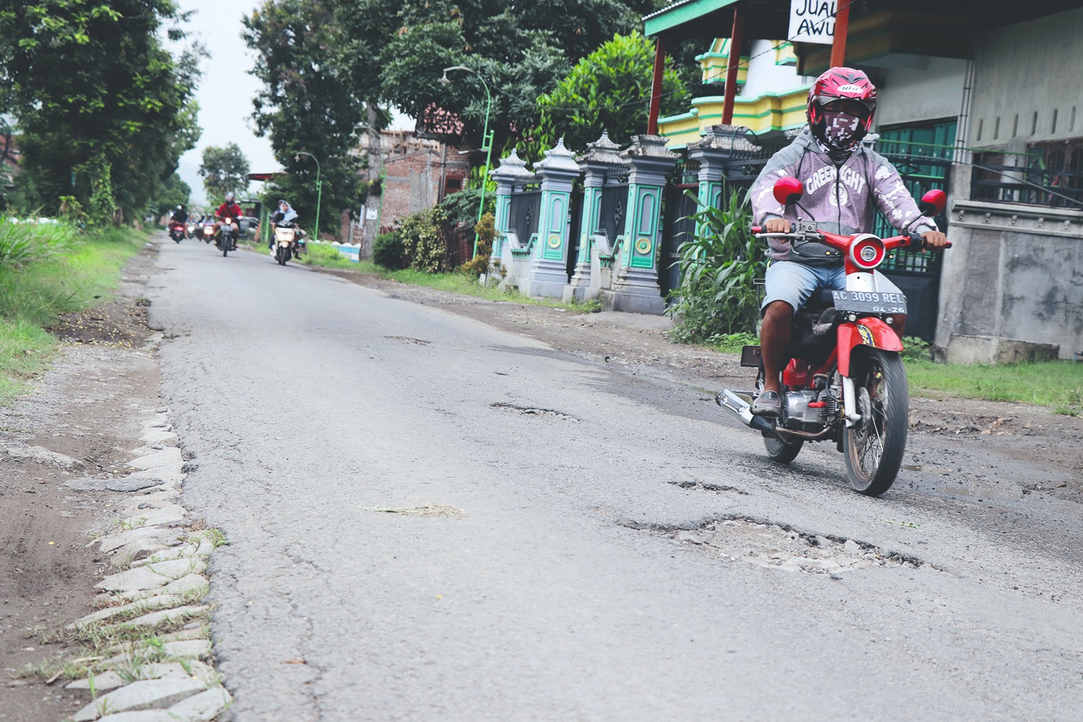 Pengendara motor harus berhati-hati melewati ruas jalan Ngebong-Gebang, Kecamatan Pakel. Jalan perlu diperbaiki.