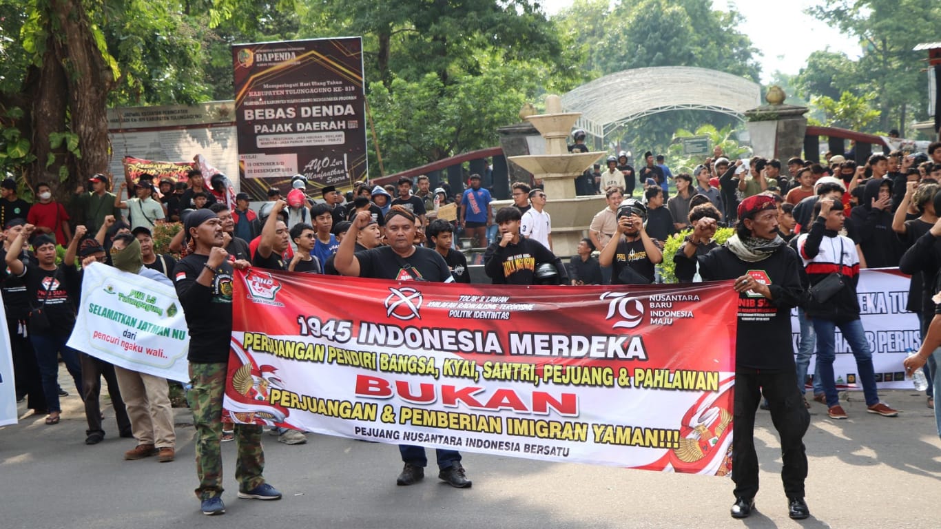 Massa membentangkan spanduk penolakan klan Ba&rsquo;alawi di depan gedung DPRD Tulungagung, kemarin (13/12). (YOGA DANY DAMARA/RADAR TULUNGAGUNG)