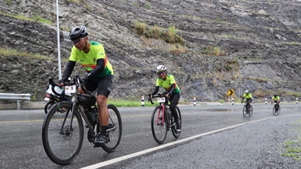 Peserta Journey to TGX 2024 saat melewati JLS Tulungagung.(YOGA DANY DAMARA/RADAR TULUNGAGUNG)