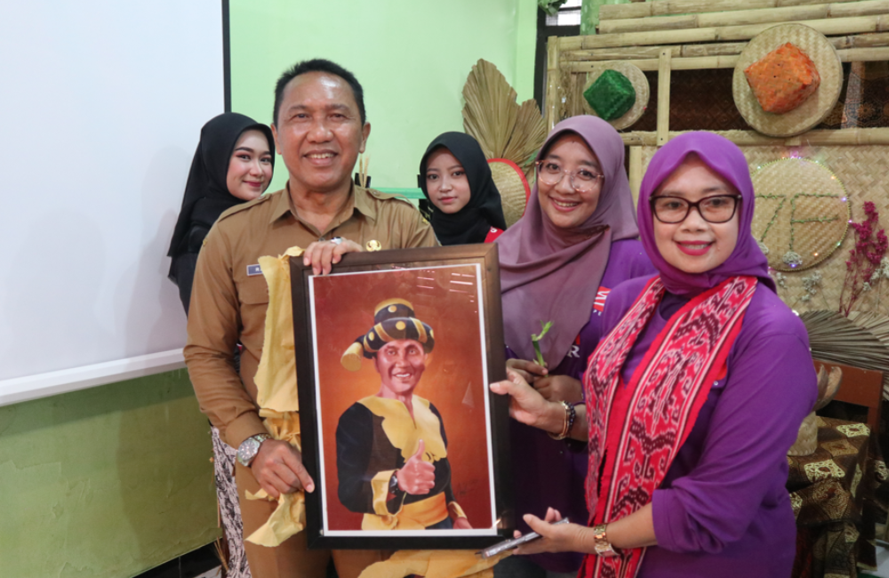 KEARIFAN LOKAL: Kepala Dinas Pendidikan Tulungagung terima hasil karya seni dari di SMPN&nbsp;2&nbsp;Tulungagung.