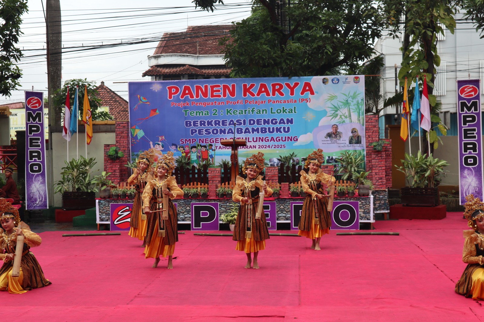 BAMBU: Sederhana tapi penuh filosofi. Siswa-siswi SMPN 2 Tulungagung mengubahnya jadi karya seni&nbsp;yang&nbsp;memukau.