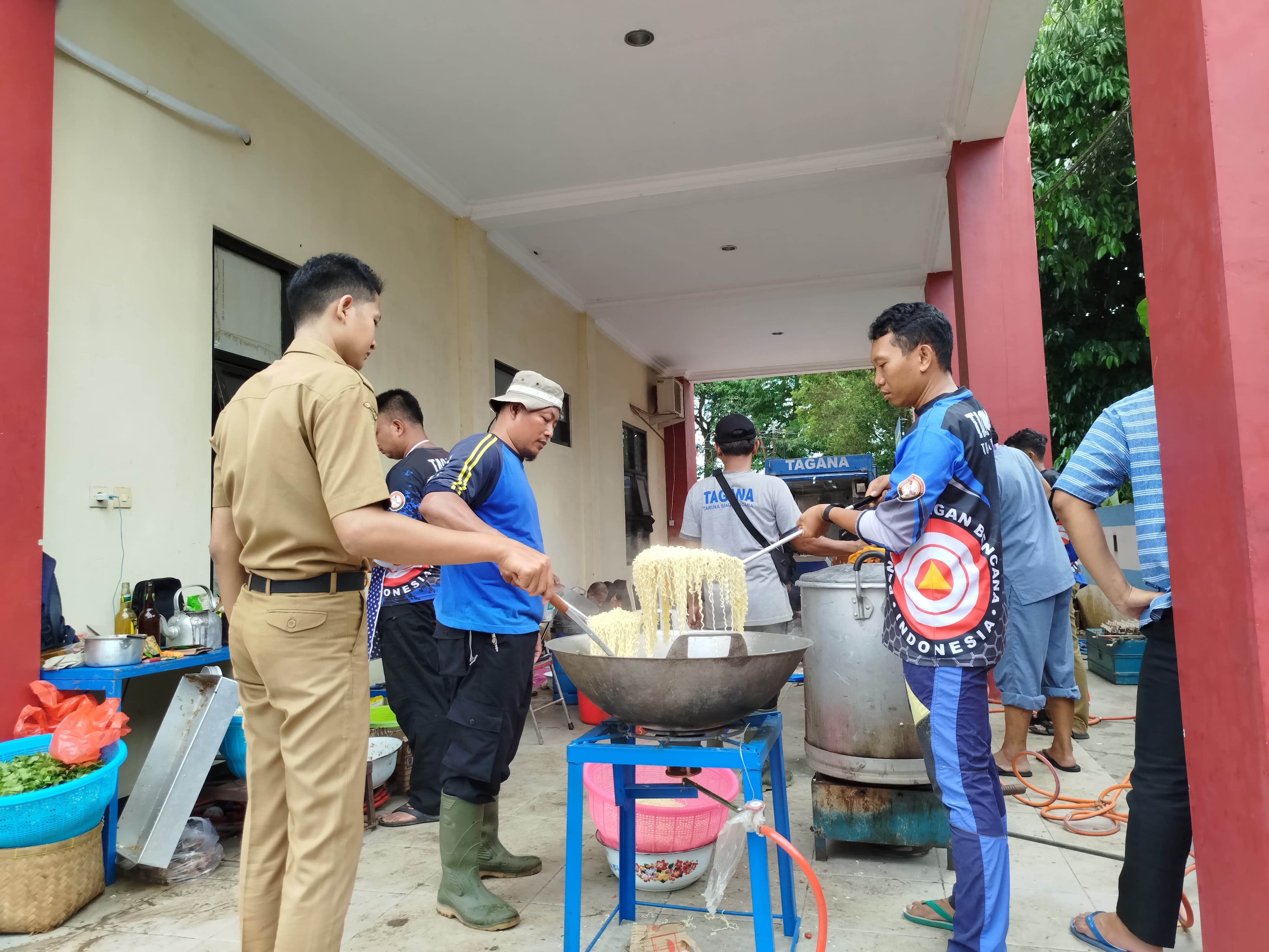 MENDESAK: Pegawai Dinsos P3A Trenggalek, bersama para relawan memasak di dapur umum untuk menyiapkan bantuan makanan kepada warga terdampak bencana