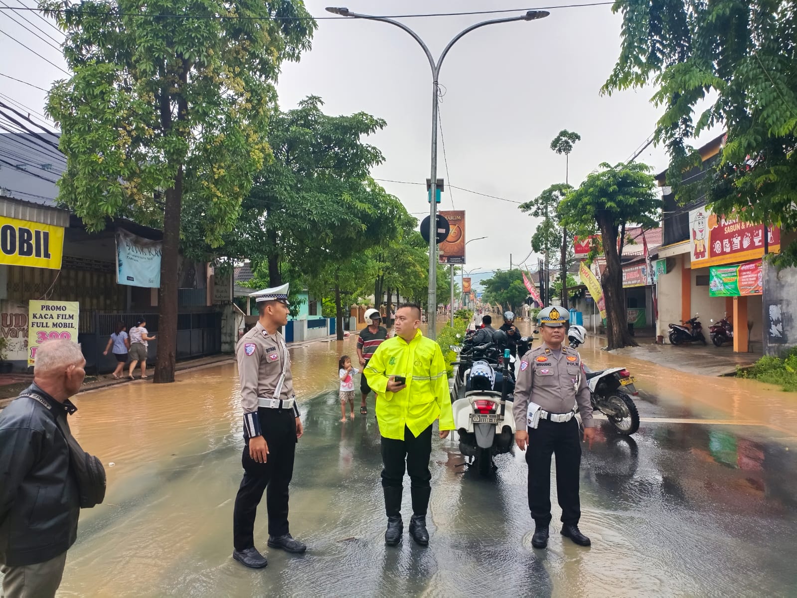DITUTUP: Sejumlah personel satlantas Polres Trenggalek menutup jalur di wilayah Kelurahan Kelutan akibat banjir.