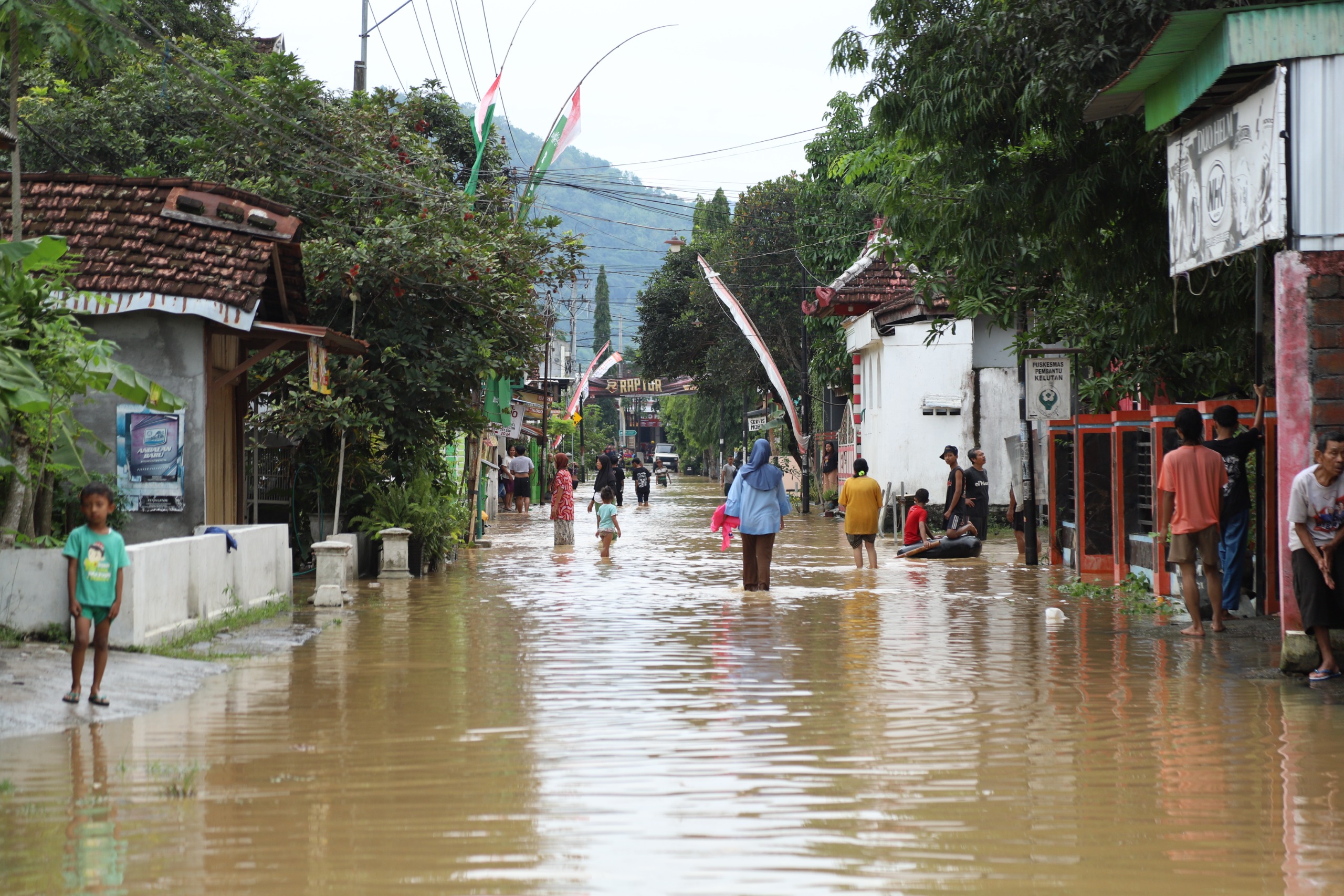 KOTOR: Salah satu wilayah di Trenggalek yang terdampak banjir. Berbagai penyakit mengintai akibat banjir