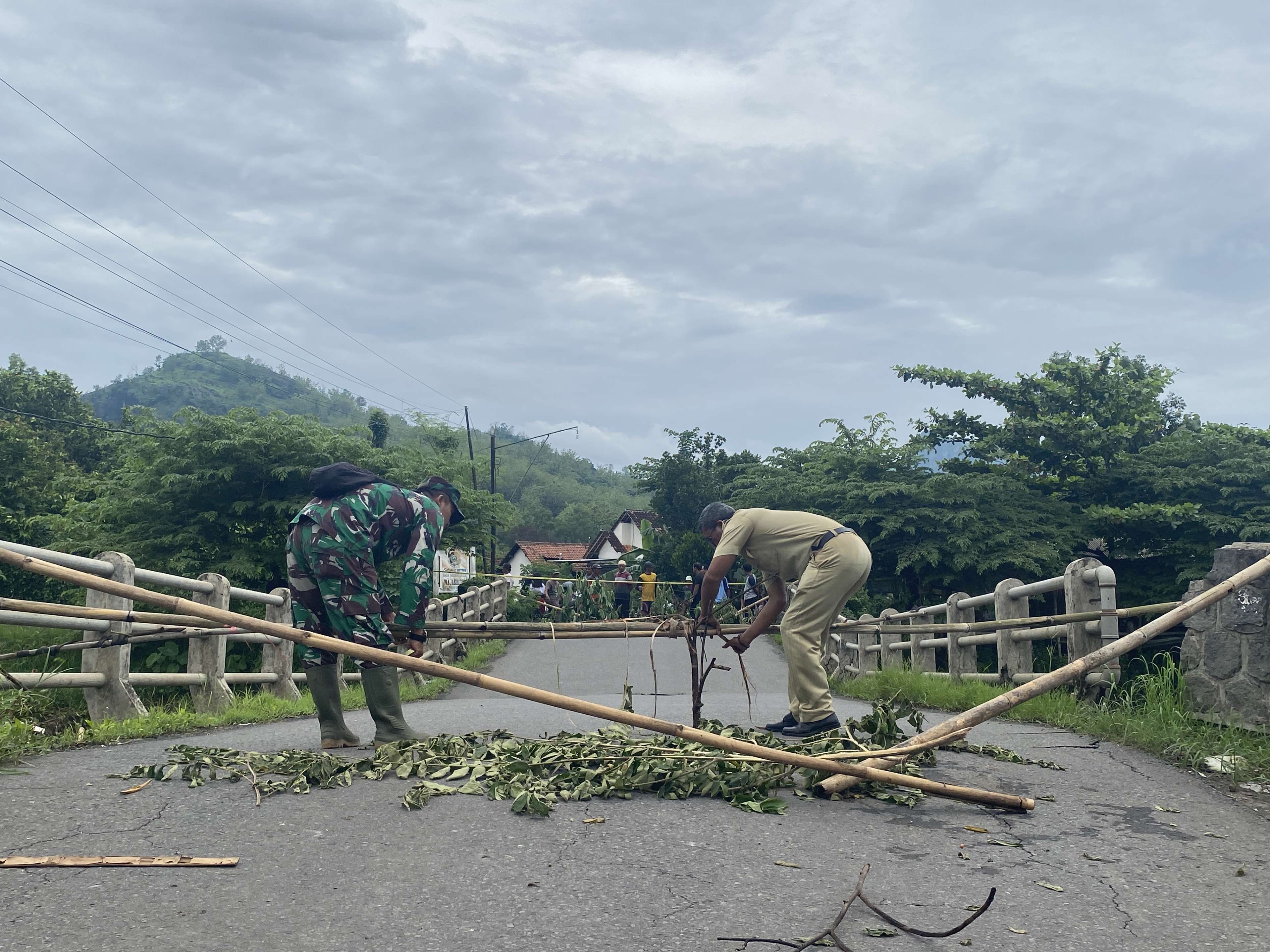 LEWAT ALTERNATIF: Jembatan Mojo yang menghubungkan Desa Junjung, Kecamatan Sumbergempol dan Desa Wajak Kidul, Kecamatan Boyolangu yang patah pada bagian tengah.(FIKRI MZ/RADAR TULUNGAGUNG)