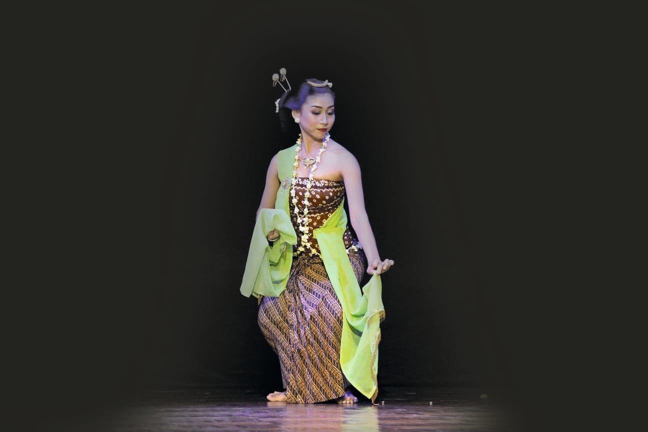 Mia Camilia saat menarikan tari gambyong gambir sawi saat ujian di ISI Surakarta beberapa waktu lalu.