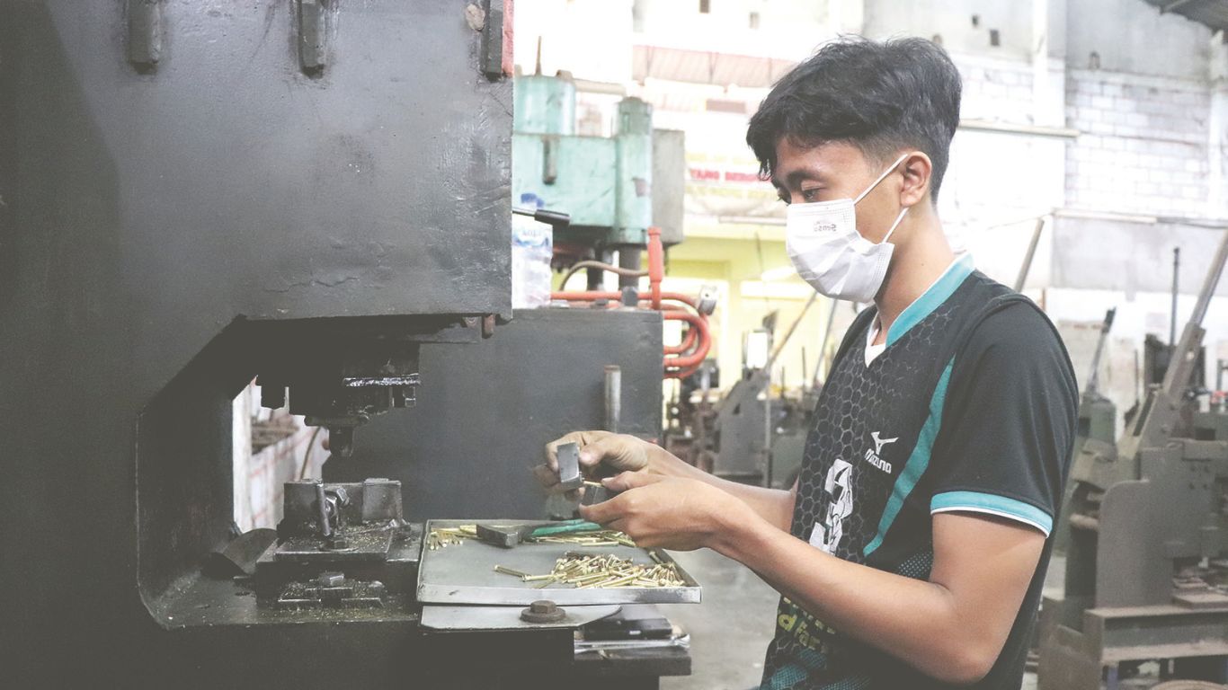 Tampak salah satu pekerja di Tulungagung sedang beraktivitas. Pemerintah dan pengusaha harus memikirkan bersama proses hulu dan hilir agar UMK benar-benar bisa diterapkan.