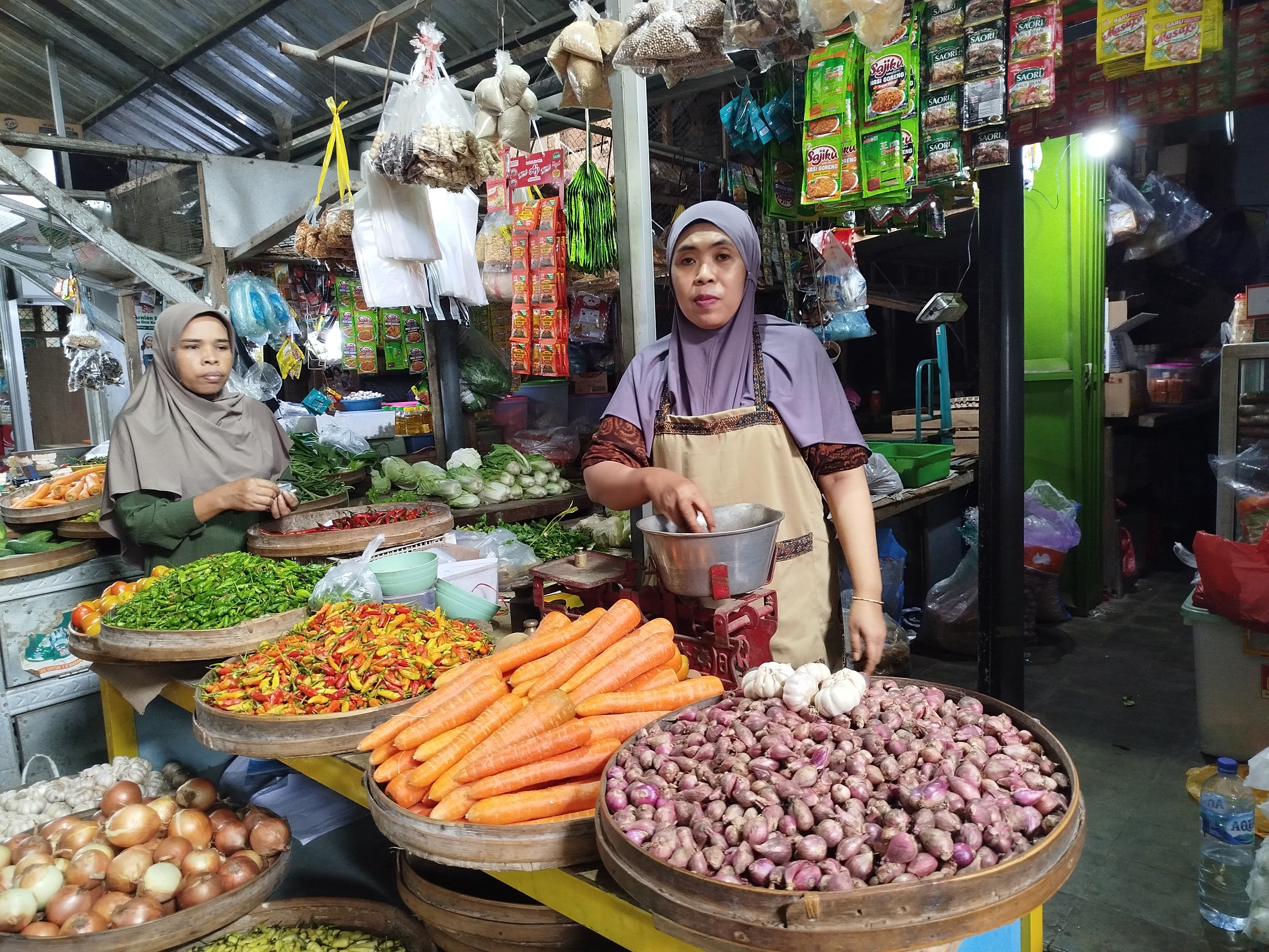 BELUM STABIL: Salah seorang pedagang di Pasar Basah menawarkan cabai rawit dagangannya. Kini harga cabai melambung tinggi.