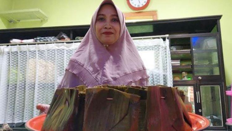 DIJAMIN LEZAT: Penjual botok ikan menunjukkan vareasi aneka botok yang dijualnya.