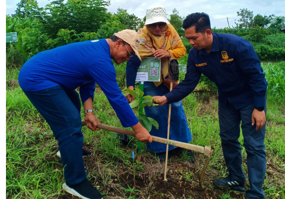 LESTARI: Menanam bertiga Dr dr HM Zulfikar As