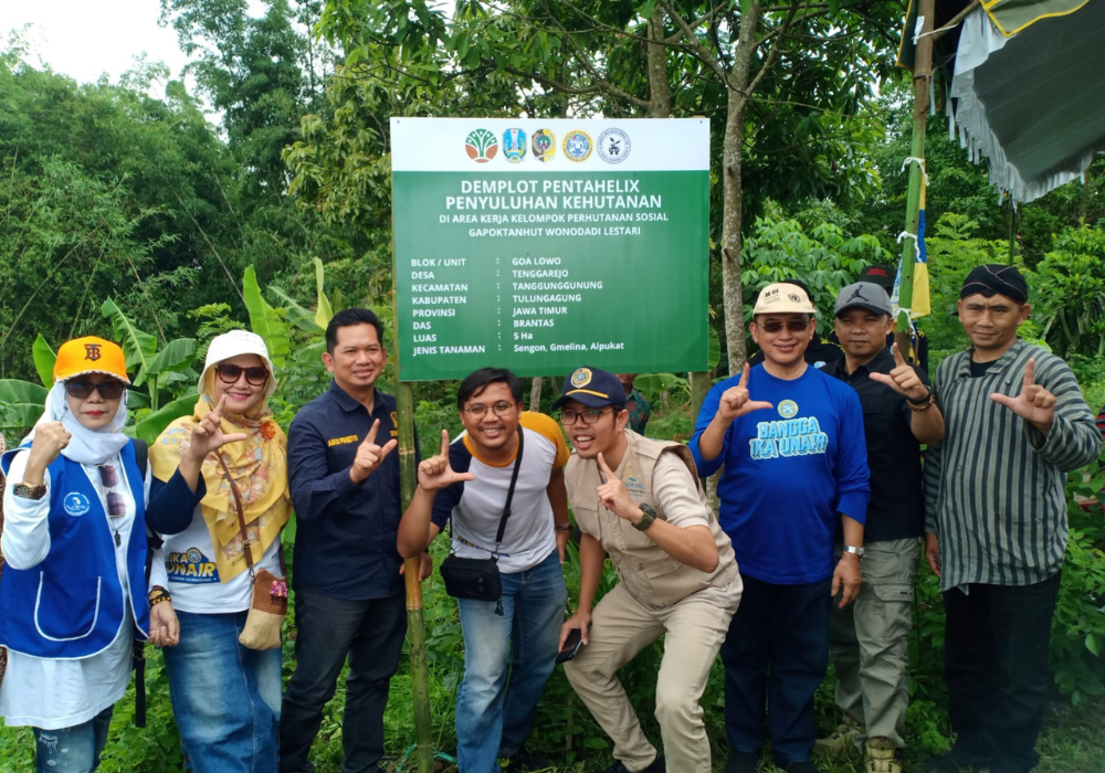 SEMANGAT: Kolaboraksi untuk melakukan penghijauan pada salah satu gunung di Tulungagung.