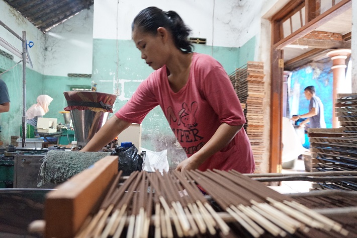 MULAI AWAL TAHUN: Seorang pekerja produksi dupa di Trenggalek yang nantinya harus diberi upah minimal sesuai pemetaan UMK 2025.