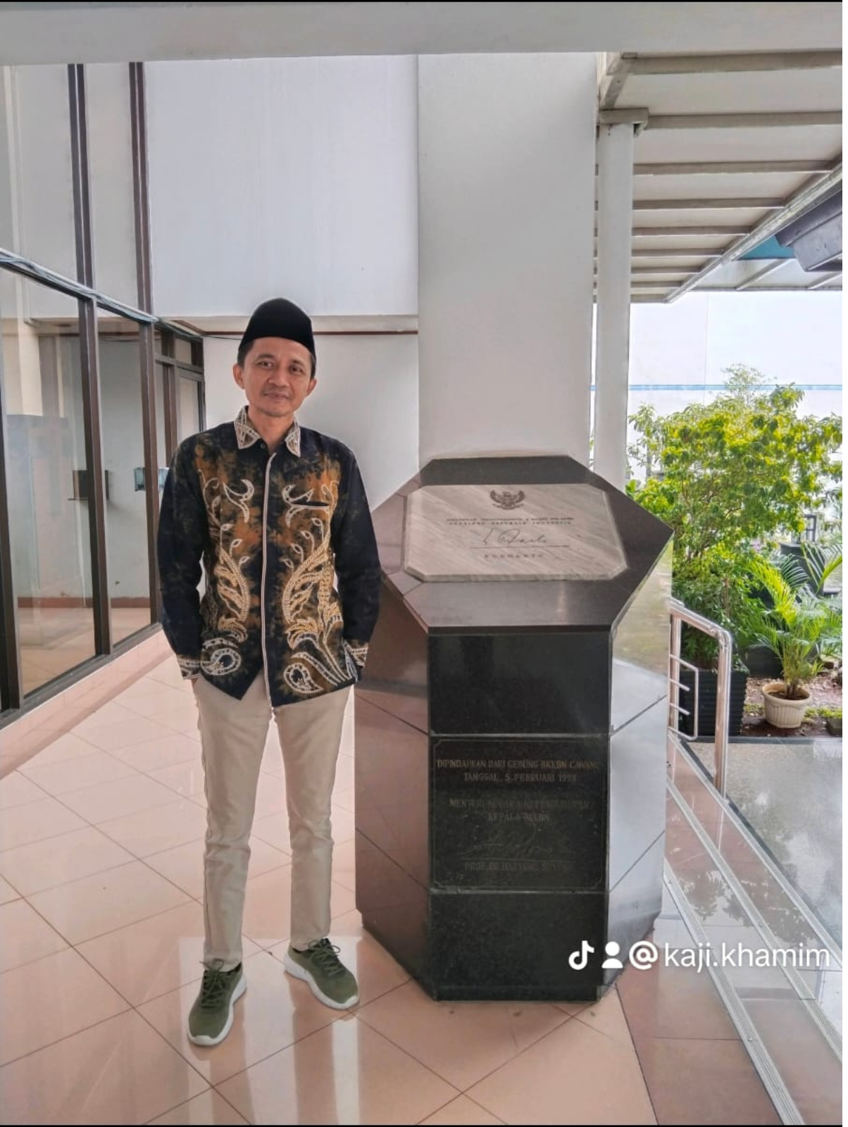 FOKUS: H. CHAMIM, S.E. disela-sela pekerjaannya sebagai anggota DPRD Tulungagung.