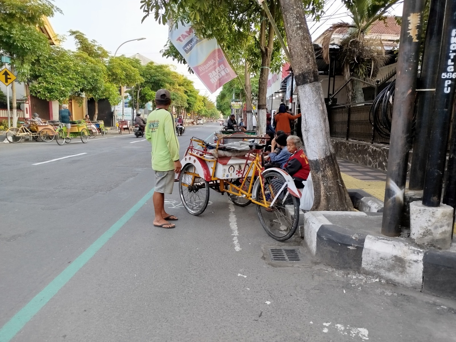 JANGAN TERLENA: Penduduk yang diduga termasuk keluarga miskin mencari sedekah pada hari jumat. Kedalaman kemiskinan tahun ini justru mengalami penambahan