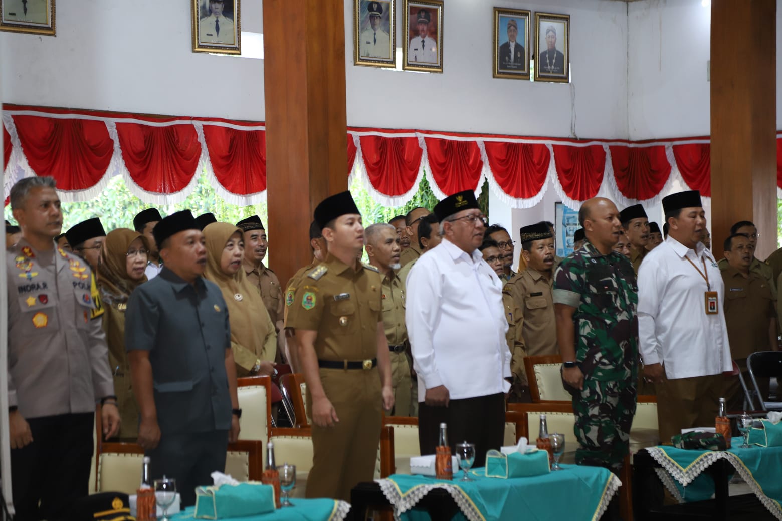 SINERGI: Bupati Trenggalek Moch Nur Arifin (tiga dari kiri) bersama pejabat lingkup DPRD, Polres, Kodim, dan Baznas, saat acara Baznas Award