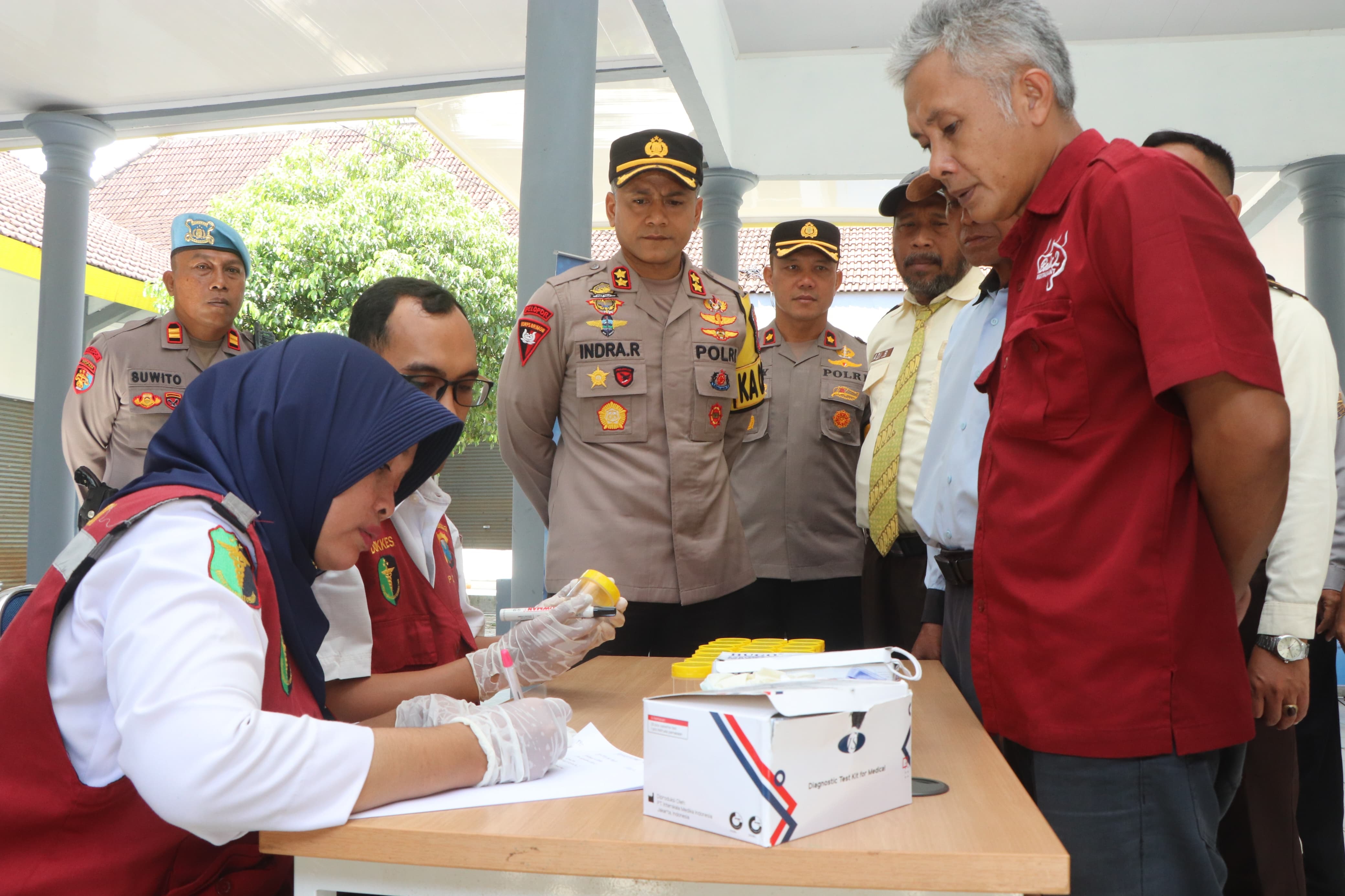 TELITI: Tim gabungan saat ramp check di Terminal Tipe A Surodakan. Puluhan sopir juga jalani tes urine