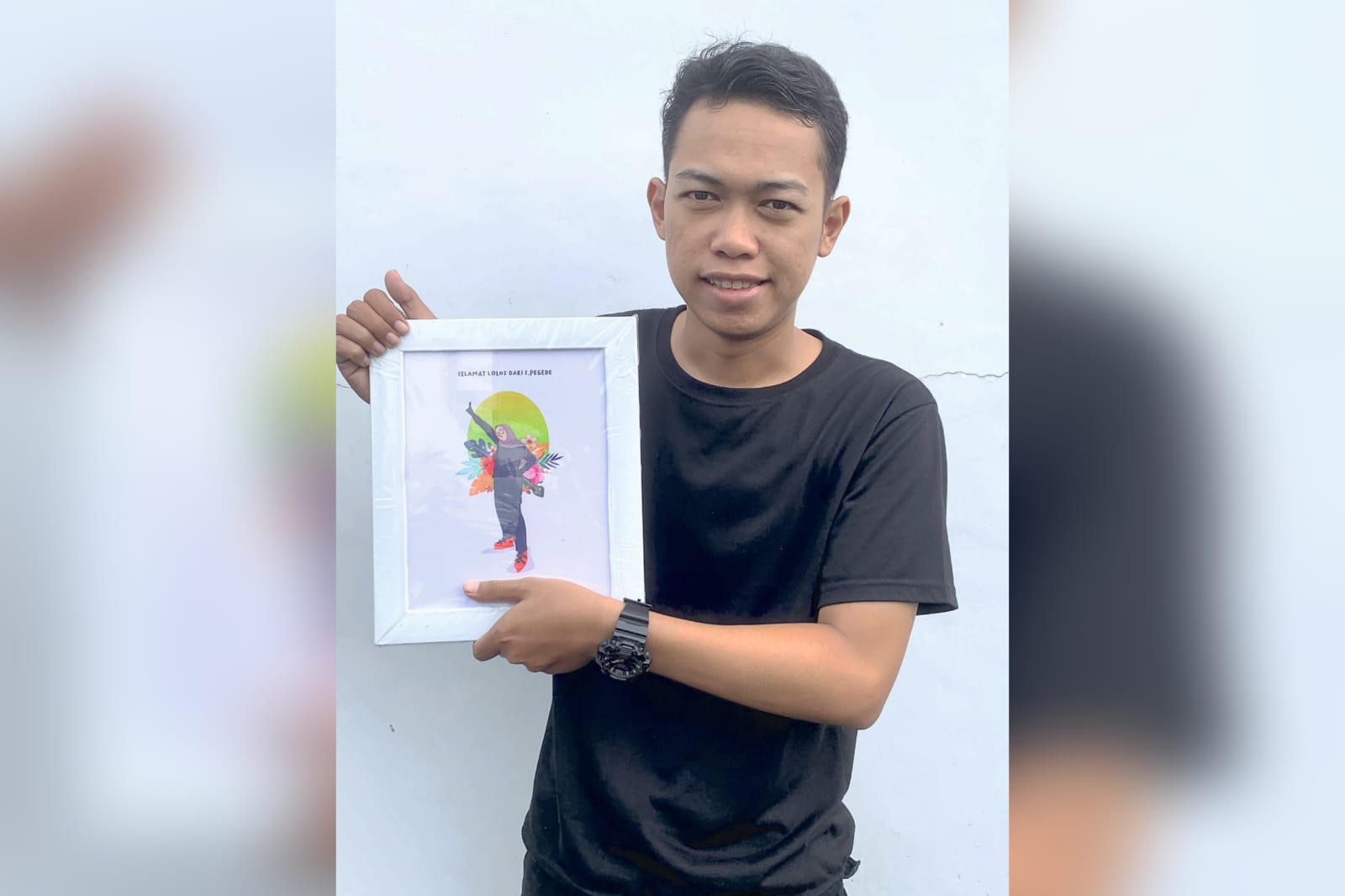 Muhammad Faizal Haris  menunjukkan salah satu karya  desainnya beberapa waktu lalu.