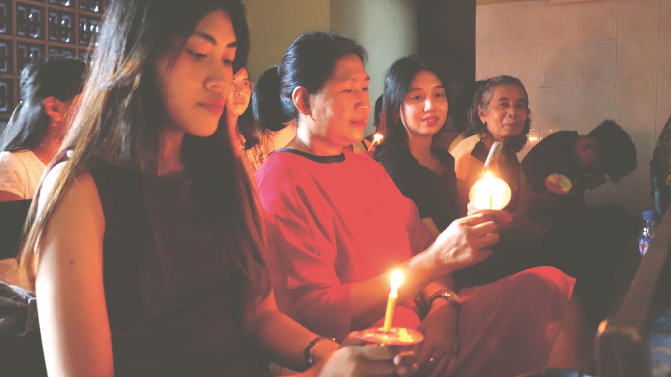 Diterangi lilin, umat kristiani di GKJW Jemaat Tulungagung berdoa dalam misa malam Natal dengan khidmat kemarin (24/12).(YOGA DANY DAMARA)