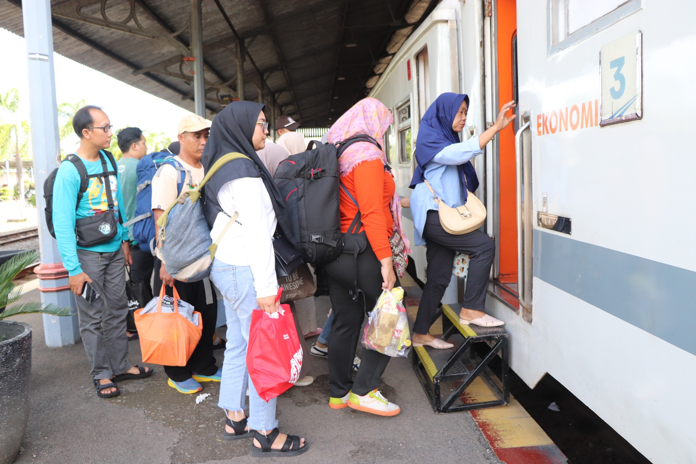 Suasana Stasiun Tulungagung saat libur Nataru yang dipenuhi penumpang. (YOGA DD/RADAR TULUNGAGUNG)
