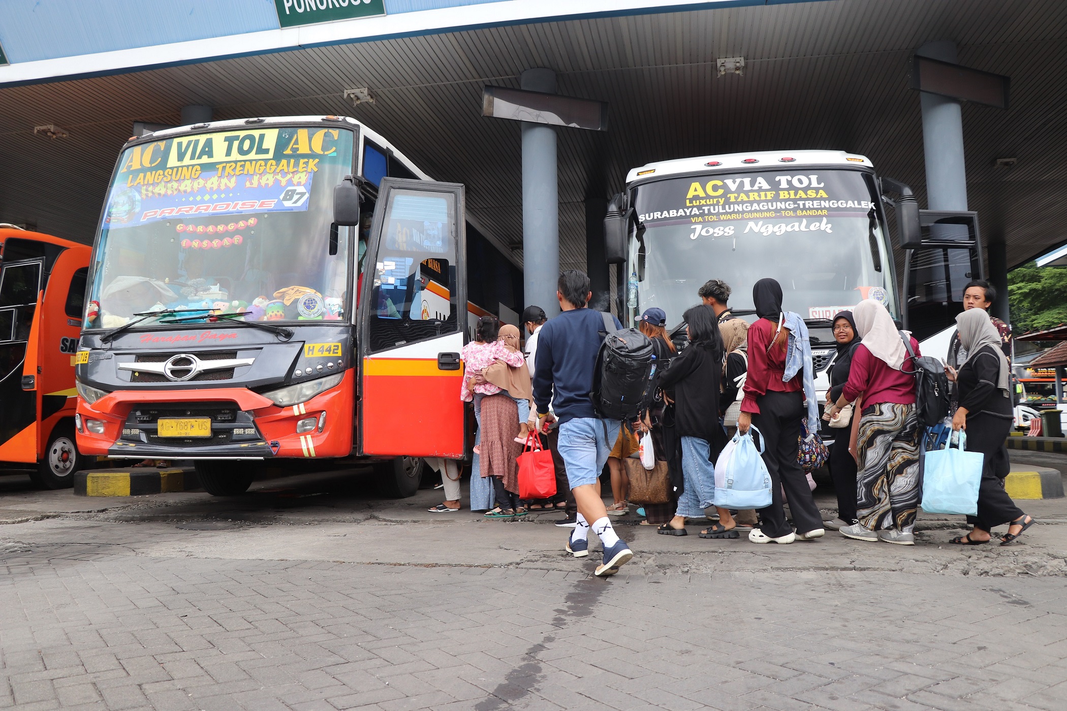 Suasana Terminal Gayatri Tulungagung saat libur Nataru (YOGA DD/RADAR TULUNGAGUNG)